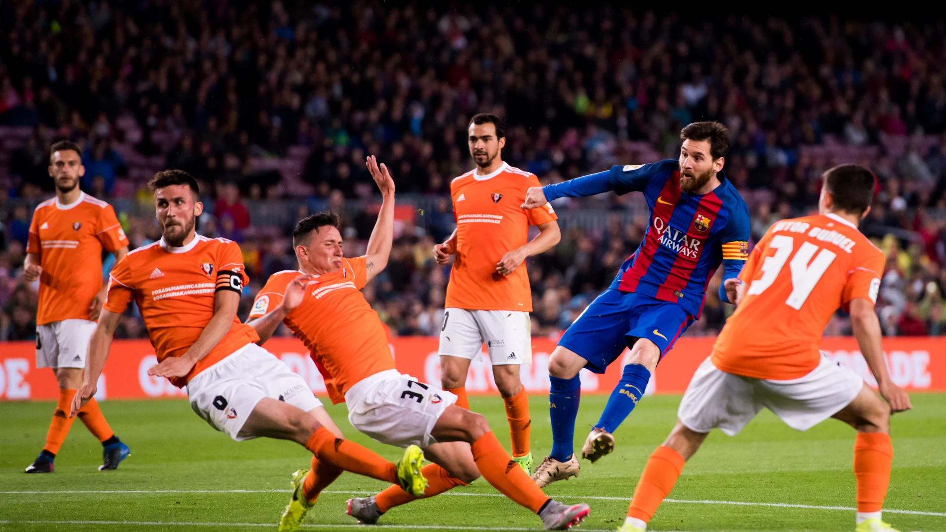 Leo Messi lanza en el último partido del FC Barcelona frente al Osasuna Leo Messi lanza en el último partido del FC Barcelona frente al Osasuna