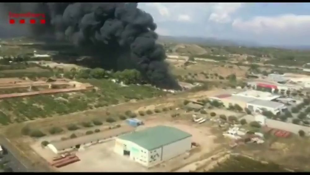 Los bomberos trabajan en un incendio en una chatarrería en Tarragona que ha calcinado 100 coches