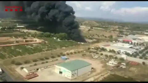 Los bomberos trabajan en un incendio en una chatarrería en Tarragona que ha calcinado 100 coches Los bomberos trabajan en un incendio en una chatarrería en Tarragona que ha calcinado 100 coches