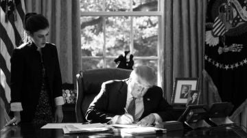 Madeleine Westerhou junto a Donald Trump en el Despacho Oval