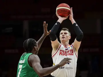 Andrey Vorontsevich lanza ante Jordan Nwora Andrey Vorontsevich lanza ante Jordan Nwora