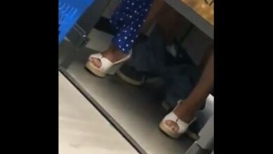 Graban a una pareja mientras practicaba sexo en el probador de un Decathlon