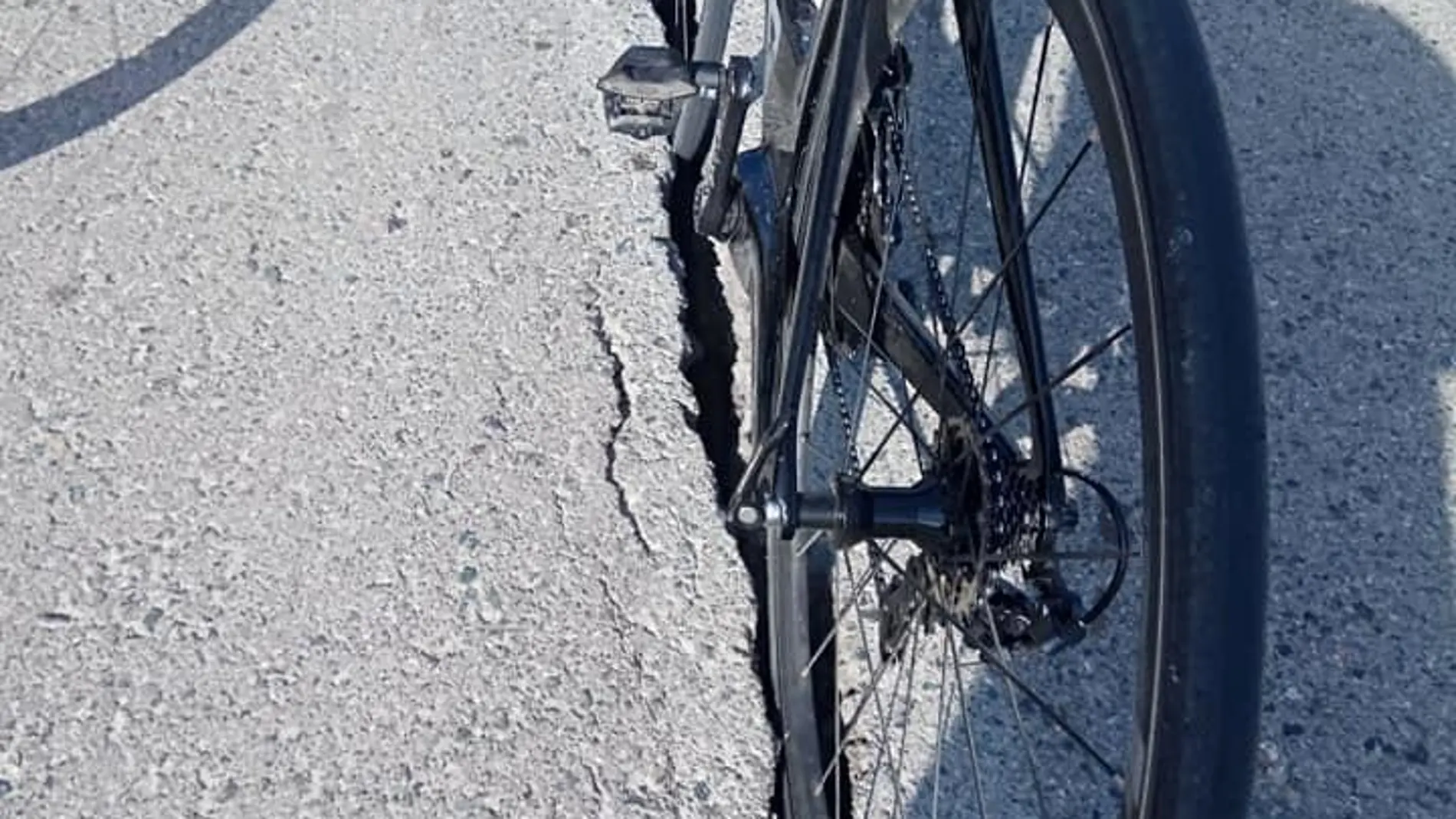 Carretera agrietada trancurrida por ciclista.... Carretera agrietada trancurrida por ciclista....