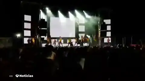 Muere la integrante de una orquesta tras impactarle parte de una pirotecnia en Las Berlanas (Ávila) Muere la integrante de una orquesta tras impactarle parte de una pirotecnia en Las Berlanas (Ávila)