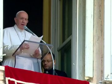 El papa Francisco es rescatado por los bomberos tras quedarse 25 minutos atrapado en el ascensor