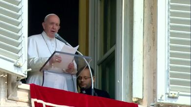 El papa Francisco es rescatado por los bomberos tras quedarse 25 minutos atrapado en el ascensor