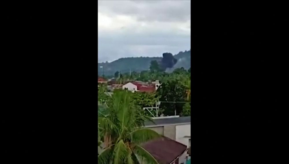 El momento en el que un avión con ocho personas se estrella contra un resort en Filipinas