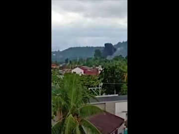El momento en el que un avión con ocho personas se estrella contra un resort en Filipinas