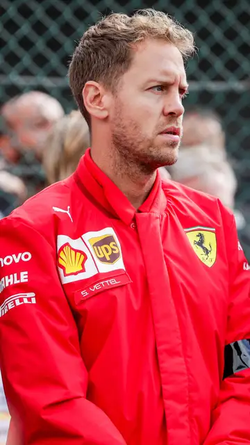 Sebastian Vettel con un bracelete negro en memoria de Hubert Sebastian Vettel con un bracelete negro en memoria de Hubert