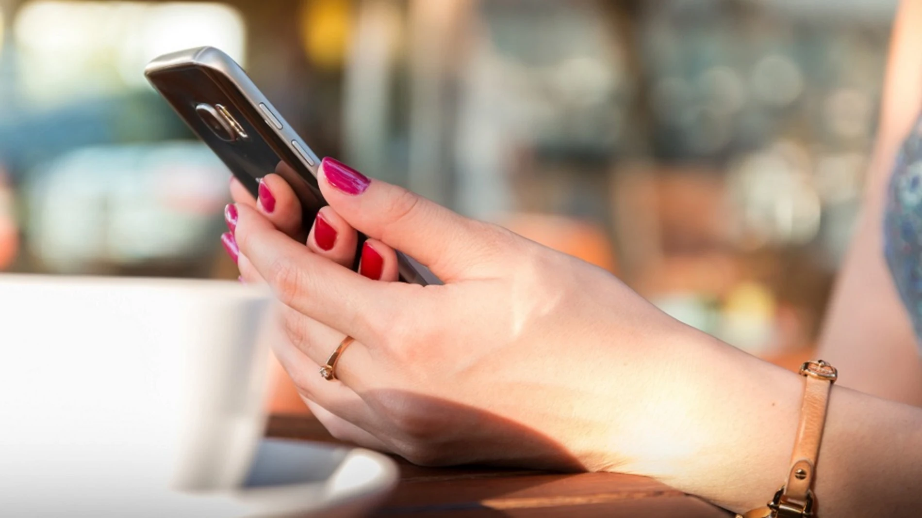 Mujer con un teléfono móvil Mujer con un teléfono móvil