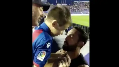 Emotivo gesto de José Luis Morales con un aficionado del Levante Emotivo gesto de José Luis Morales con un aficionado del Levante