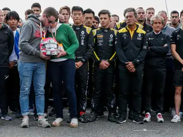 El hermano y la madre de Hubert durante el homenaje en Fórmula 3 El hermano y la madre de Hubert durante el homenaje en Fórmula 3