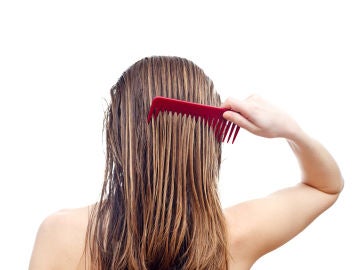 Mujer con pelo mojado