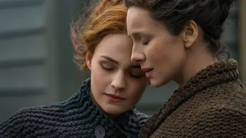 Sophie Skelton y Caitriona Balfe son Brianne y Claire en 'Outlander' Sophie Skelton y Caitriona Balfe son Brianne y Claire en 'Outlander'