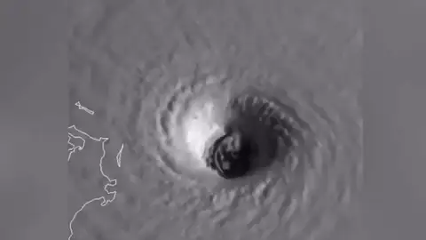 Así es el ojo del huracán Dorian que azota las Bahamas Así es el ojo del huracán Dorian que azota las Bahamas