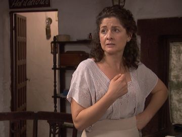 Marina sospecha que Esther se ha fugado con su anterior novio