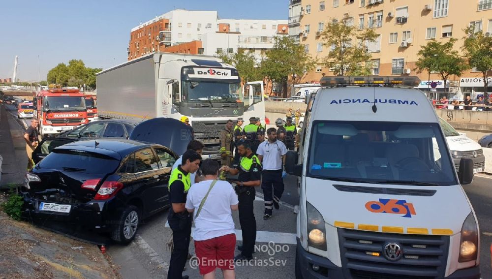 Heridas seis personas tras un siniestro entre un camión y dos turismos en la Ronda Urbana Norte de Sevilla
