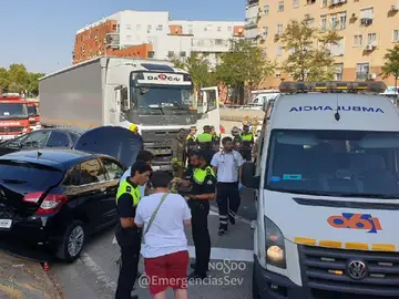 Heridas seis personas tras un siniestro entre un camión y dos turismos en la Ronda Urbana Norte de Sevilla Heridas seis personas tras un siniestro entre un camión y dos turismos en la Ronda Urbana Norte de Sevilla