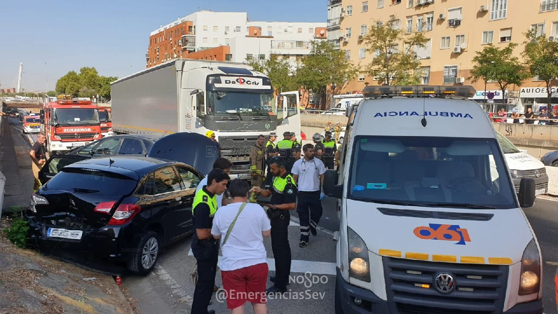 Heridas seis personas tras un siniestro entre un camión y dos turismos en la Ronda Urbana Norte de Sevilla Heridas seis personas tras un siniestro entre un camión y dos turismos en la Ronda Urbana Norte de Sevilla