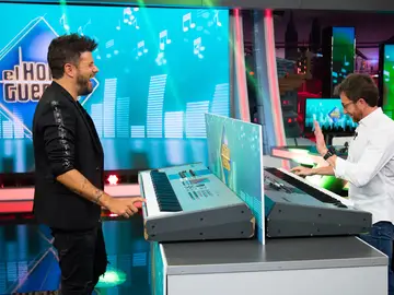El divertido duelo a piano entre Pablo López y Pablo Motos en 'El Hormiguero 3.0' El divertido duelo a piano entre Pablo López y Pablo Motos en 'El Hormiguero 3.0'