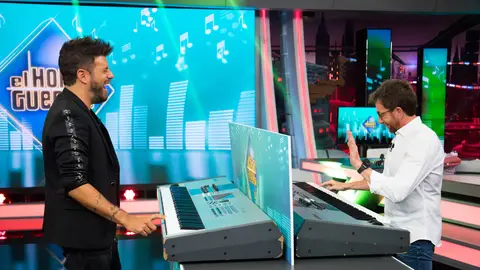 El divertido duelo a piano entre Pablo López y Pablo Motos en 'El Hormiguero 3.0' El divertido duelo a piano entre Pablo López y Pablo Motos en 'El Hormiguero 3.0'