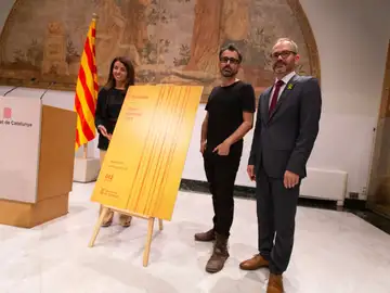 La consellera de Presidencia, Meritxell Budó, y el vicepresidente del Parlament, Josep Costa, acompañados del creador artístico del cartel del acto oficial de la Diada. La consellera de Presidencia, Meritxell Budó, y el vicepresidente del Parlament, Josep Costa, acompañados del creador artístico del cartel del acto oficial de la Diada.