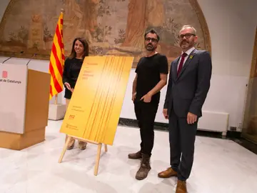 La consellera de Presidencia, Meritxell Budó, y el vicepresidente del Parlament, Josep Costa, acompañados del creador artístico del cartel del acto oficial de la Diada. La consellera de Presidencia, Meritxell Budó, y el vicepresidente del Parlament, Josep Costa, acompañados del creador artístico del cartel del acto oficial de la Diada.