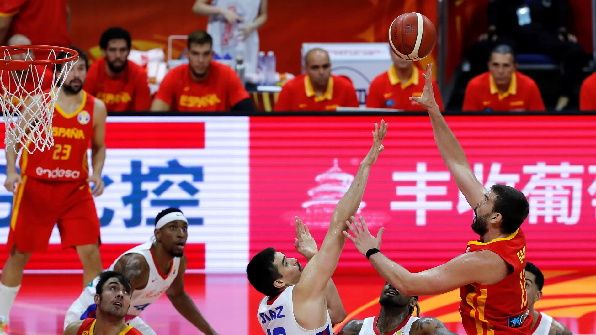 MarcGasol lanza a canasta en el partido contra Puerto Rico MarcGasol lanza a canasta en el partido contra Puerto Rico