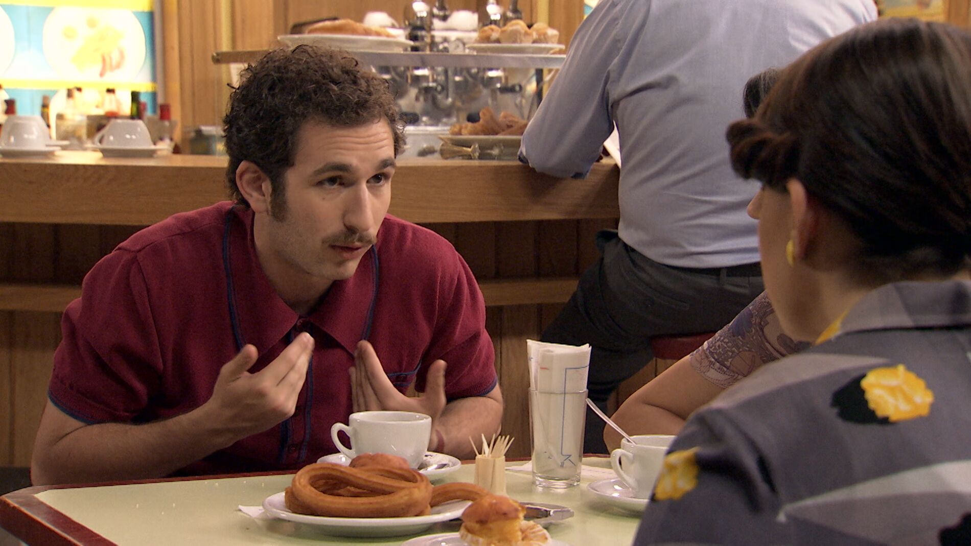 Miguel le explica a Nieves el malentendido de la pedida de mano 