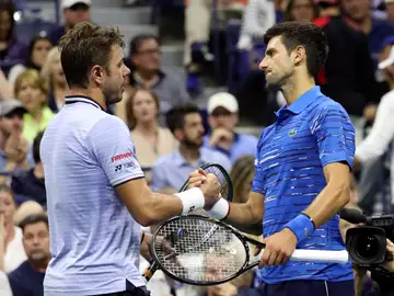 Novak Djokovic saluda a Wawrinka tras su retirada Novak Djokovic saluda a Wawrinka tras su retirada
