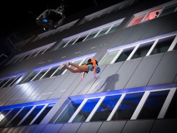 La mochila para rescates salva la vida de un especialista que se lanza por la ventana de 'El Hormiguero 3.0' La mochila para rescates salva la vida de un especialista que se lanza por la ventana de 'El Hormiguero 3.0'