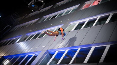La mochila para rescates salva la vida de un especialista que se lanza por la ventana de 'El Hormiguero 3.0'