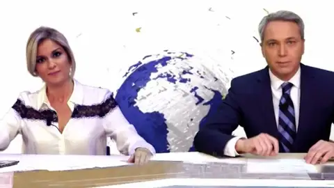 'Vacaciones en Titanic': el cameo de Sandra Golpe y Vicente Vallés en el vídeo de la 14 temporada de 'El Hormiguero' 'Vacaciones en Titanic': el cameo de Sandra Golpe y Vicente Vallés en el vídeo de la 14 temporada de 'El Hormiguero'