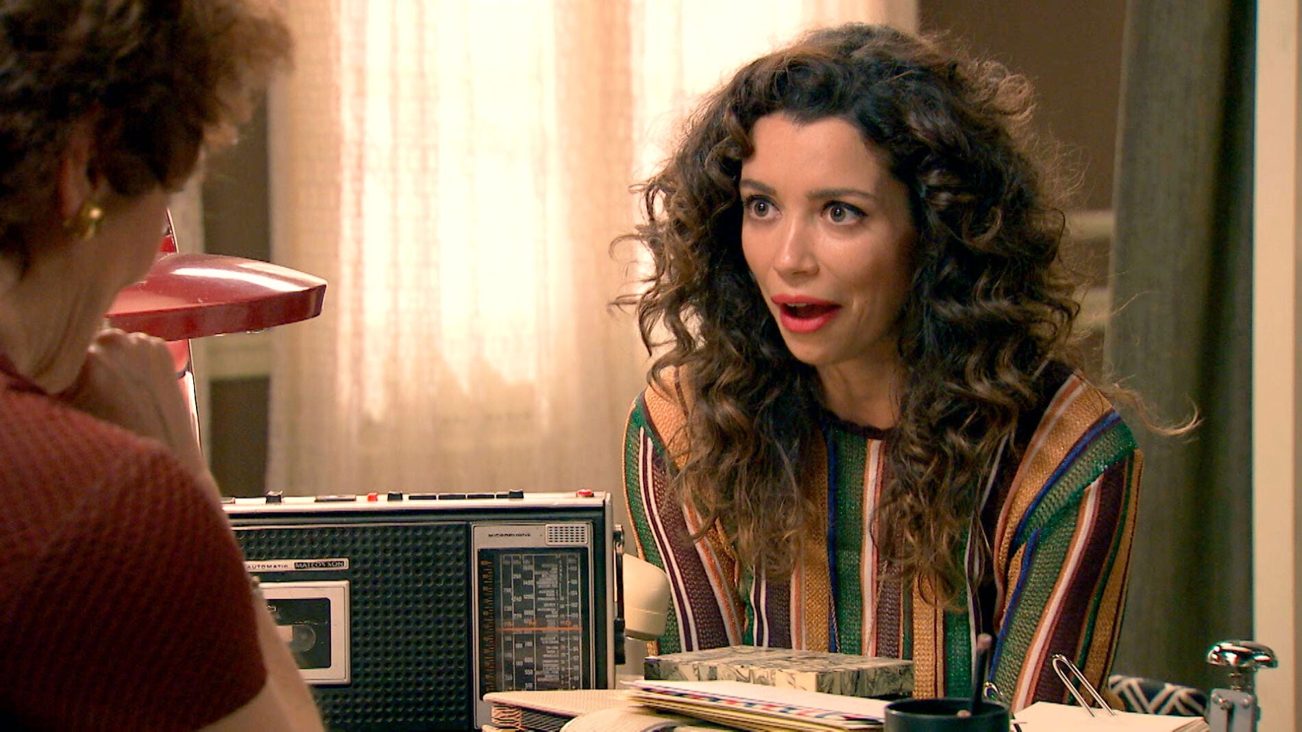 Amelia recibe una gran oferta de trabajo en París