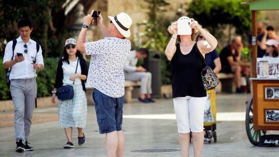 Varios turistas toman fotograf&iacute;as con sus tel&eacute;fonos