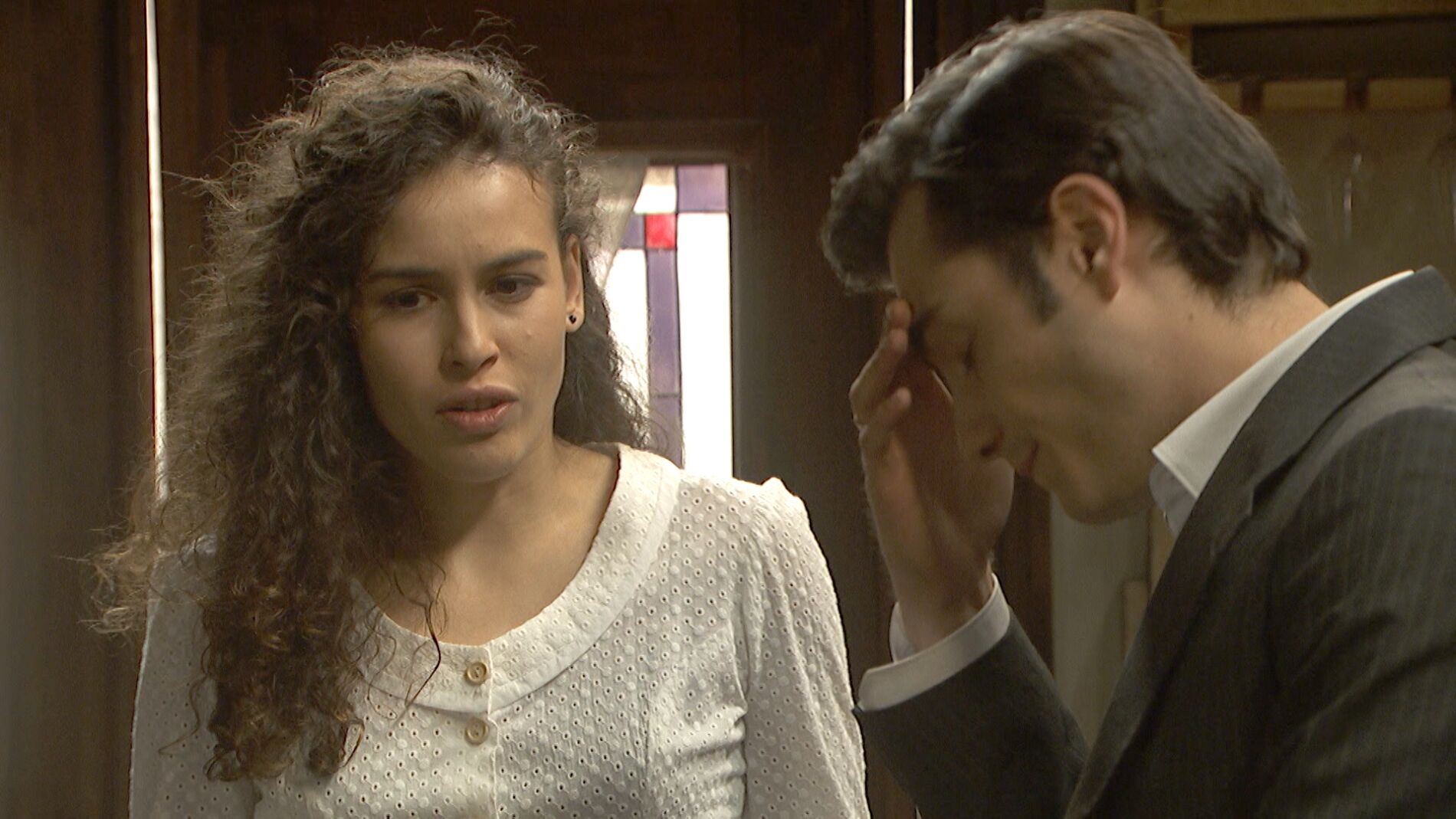 Prudencio le confiesa a Lola sus negocios con Armero