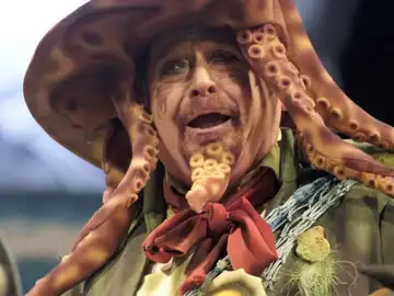 Manolo Santander, durante una actuación con la chirigota en el Carnaval de Cádiz Manolo Santander, durante una actuación con la chirigota en el Carnaval de Cádiz