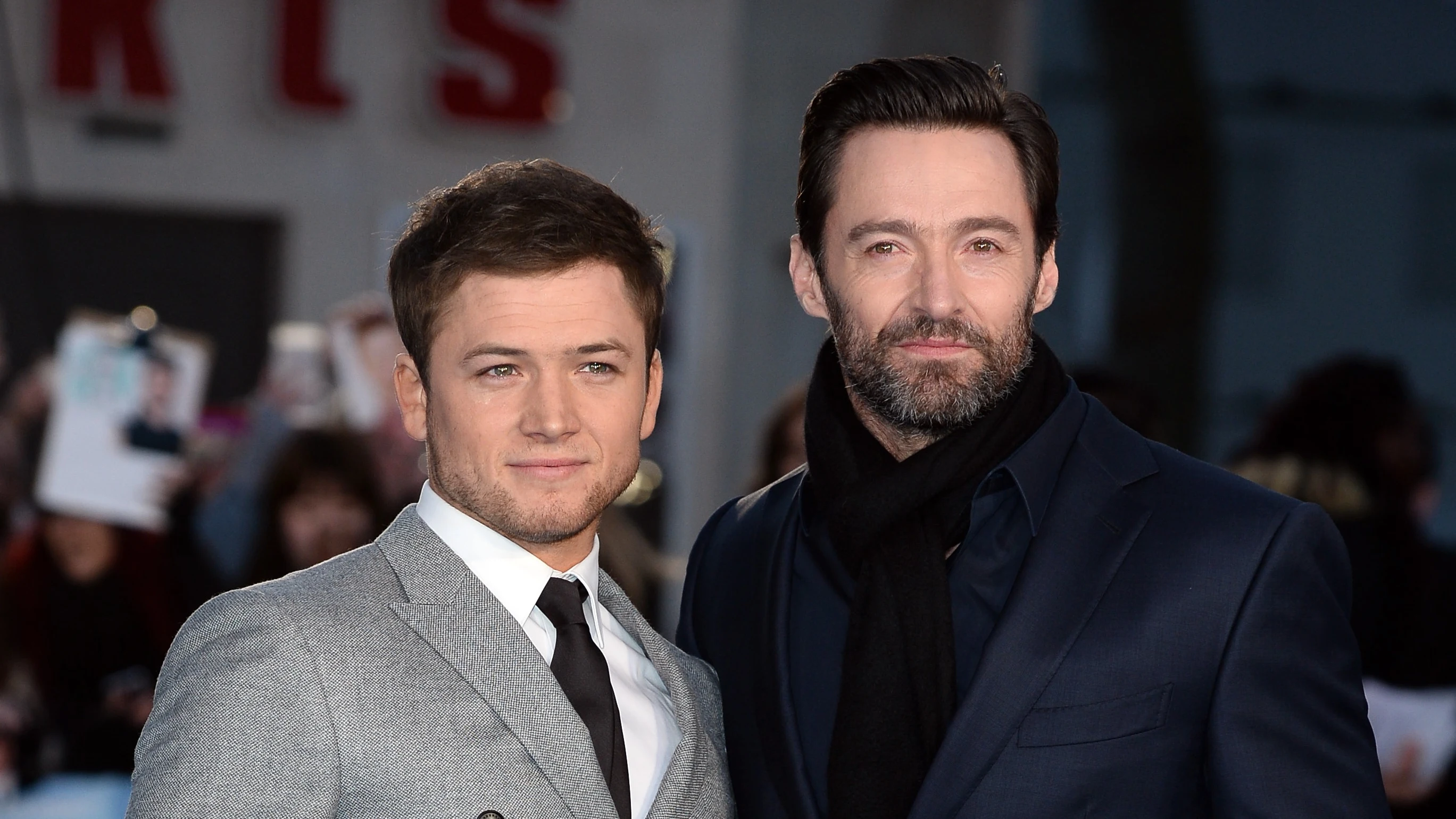 Taron Egerton y Hugh Jackman