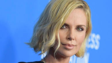 Las desconocidas imágenes de Charlize Theron de joven con Tom Hanks donde parece mucho más mayor que ahora 