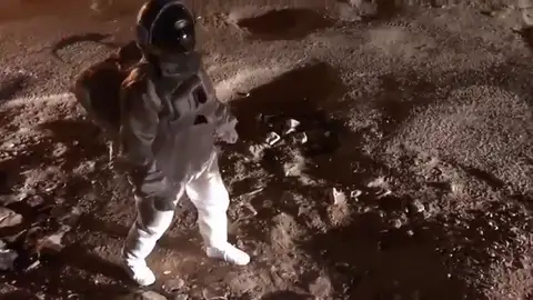 Un artista indio simula estar paseando por Marte para quejarse por el estado de las calles de su país Un artista indio simula estar paseando por Marte para quejarse por el estado de las calles de su país