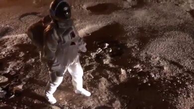 Un artista indio simula estar paseando por Marte para quejarse del estado de las calles de su país