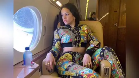 Rosalía en el videoclip de 'Con altura' Rosalía en el videoclip de 'Con altura'