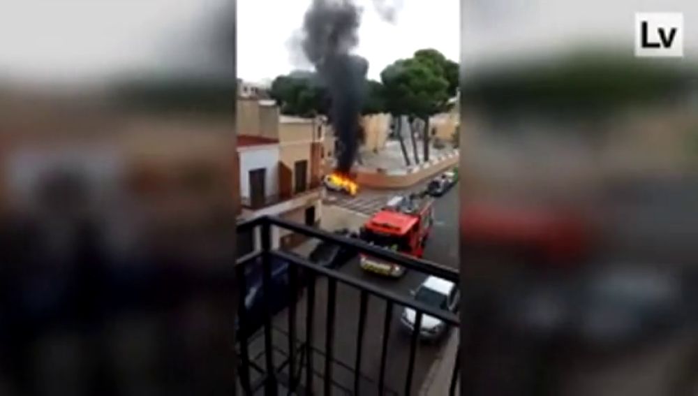 Un hombre incendia el coche de su expareja y muere atropellado tras huir con su hija de cuatro años