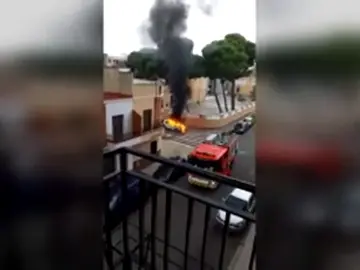 Un hombre incendia el coche de su expareja y muere atropellado tras huir con su hija de cuatro años Un hombre incendia el coche de su expareja y muere atropellado tras huir con su hija de cuatro años