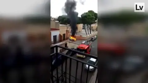 Un hombre incendia el coche de su expareja y muere atropellado tras huir con su hija de cuatro años Un hombre incendia el coche de su expareja y muere atropellado tras huir con su hija de cuatro años