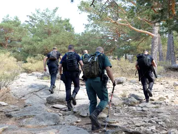 Agentes del equipo de rescate en montaña en la zona de los Siete Picos, en Cercedilla Agentes del equipo de rescate en montaña en la zona de los Siete Picos, en Cercedilla