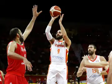 Ricky Rubio lanza a canasta en el partido contra Irán Ricky Rubio lanza a canasta en el partido contra Irán
