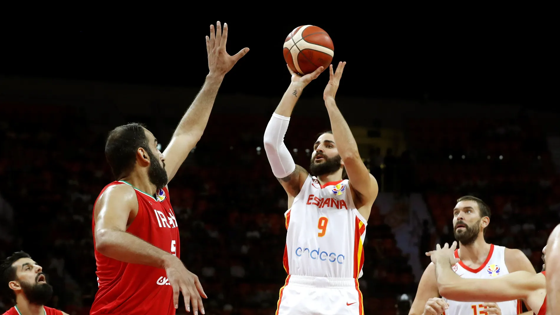 Ricky Rubio lanza a canasta en el partido contra Irán Ricky Rubio lanza a canasta en el partido contra Irán