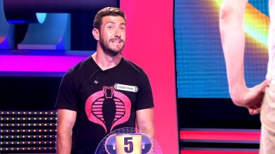 La erótica confusión de Arturo Valls con la camiseta de un concursante de '¡Ahora caigo!'