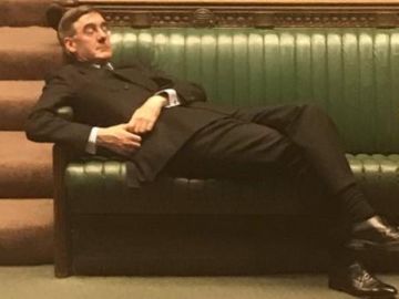 El líder de las Cámaras de los Comunes Jacob Rees Mogg se recostó en la bancada mientras el resto de diputados debatían sobre el 'brexit' 